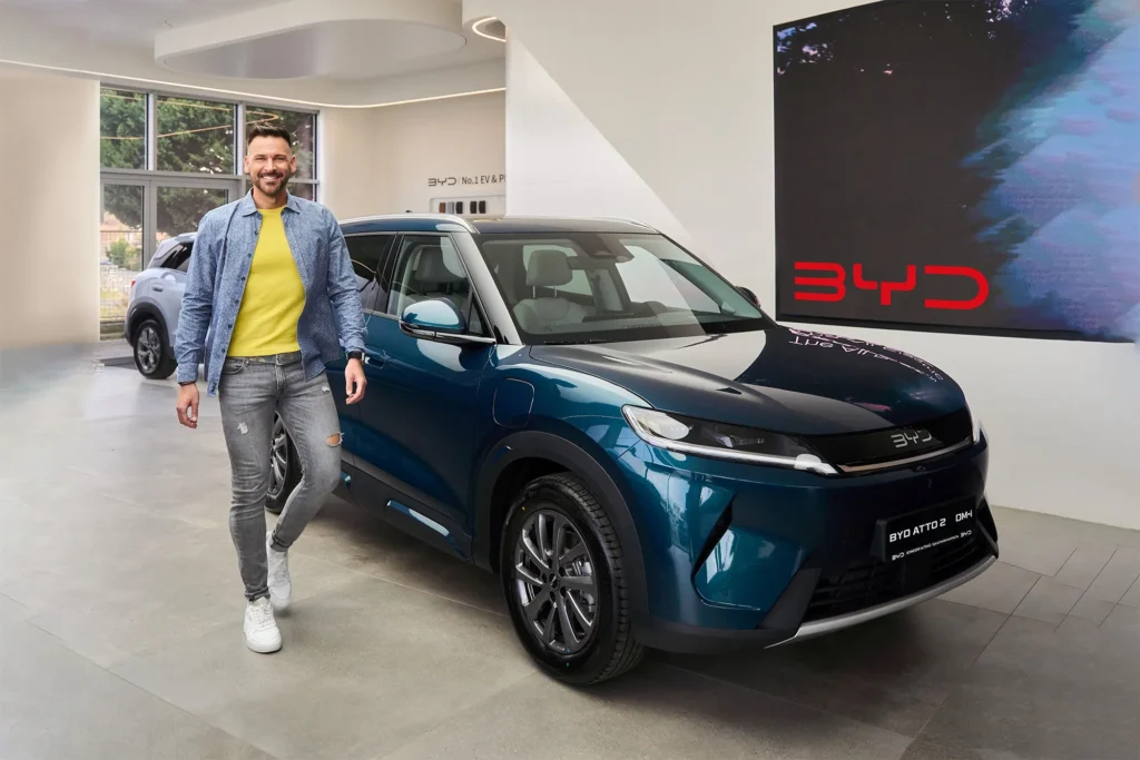 Maloveczky Miklós az új BYD ATTO 2 DM-i mellett